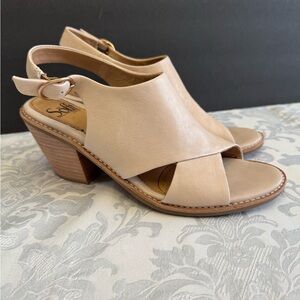 Sofft Size 8M Mendi Comfort Sandal Beige Leather Stacked Heel Slingback